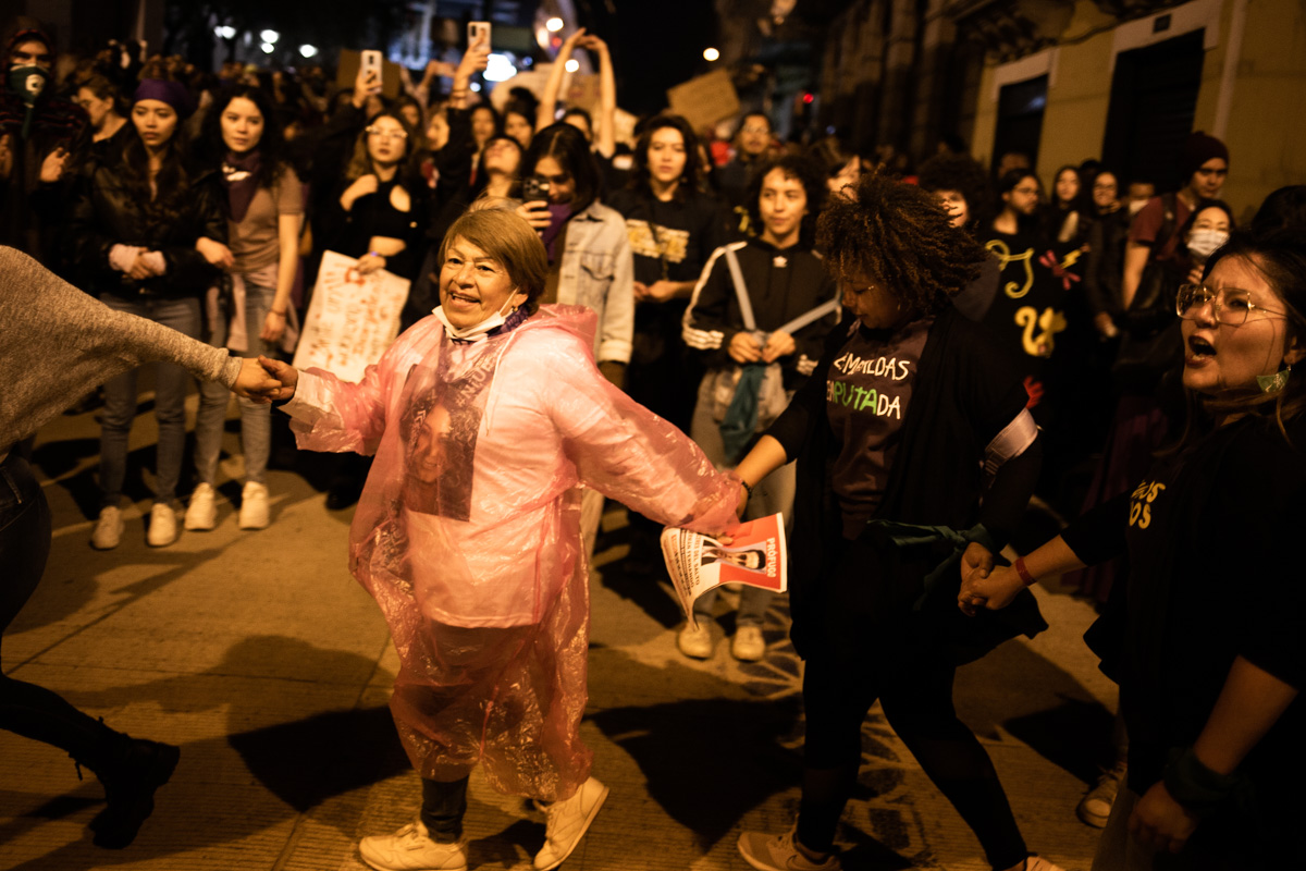 mujeres de todas las edades cantaron consignas