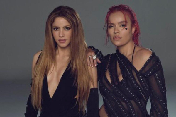 Las colombianas Shakira y Karol G en un fotograma del video musical de TQG.