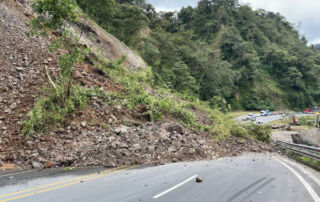 deslizamiento de tierra en la carretera