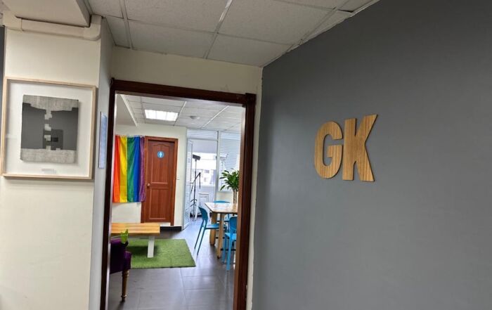 GK saca del país a una reportera