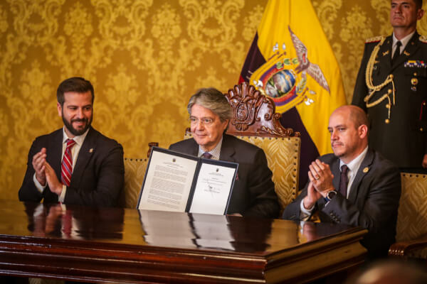 firma del decreto ley de inversiones