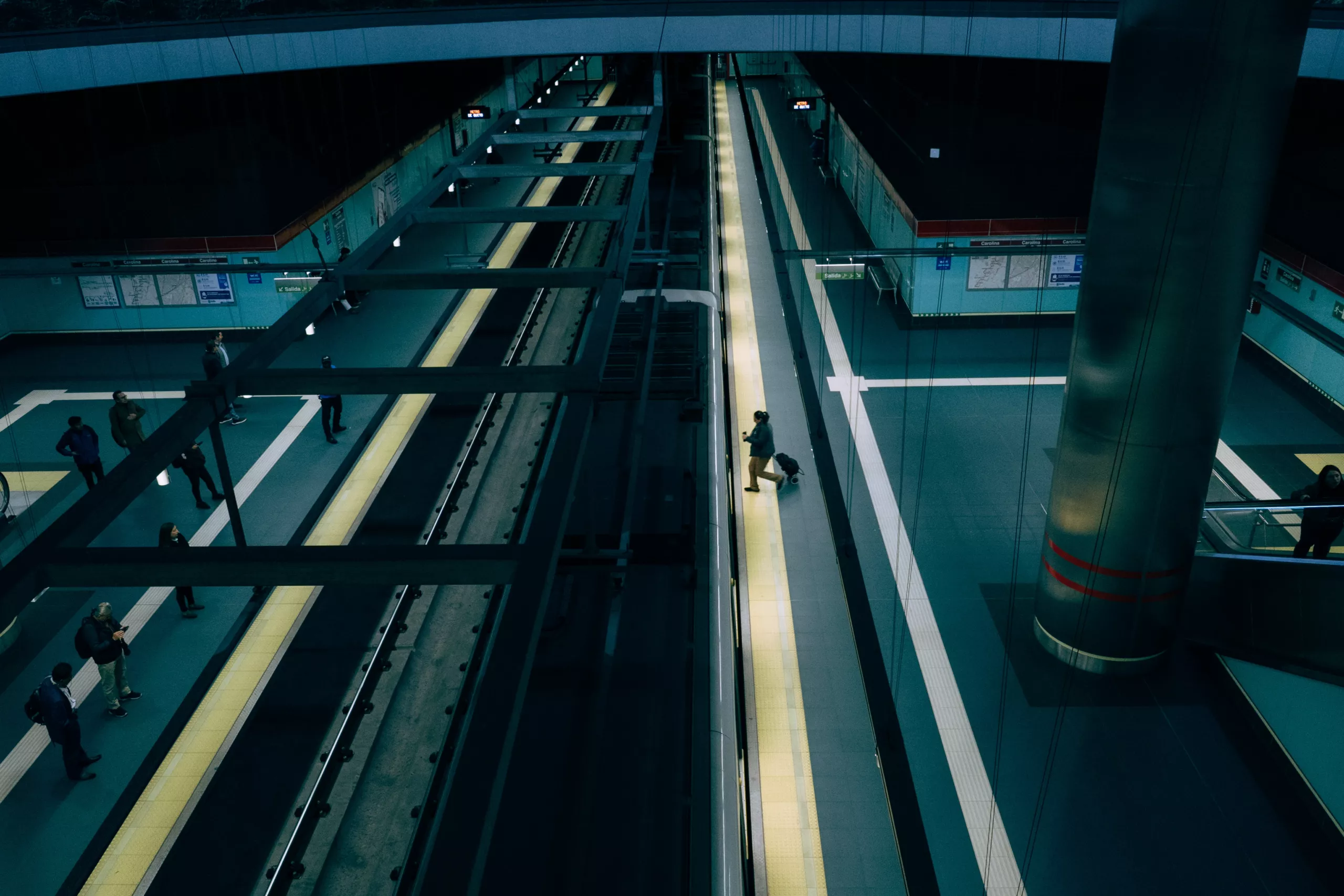 Una mujer corre en el andén de la estación Carolina del metro de Quito Una mujer corre en el andén de la estación Carolina del metro de Quito