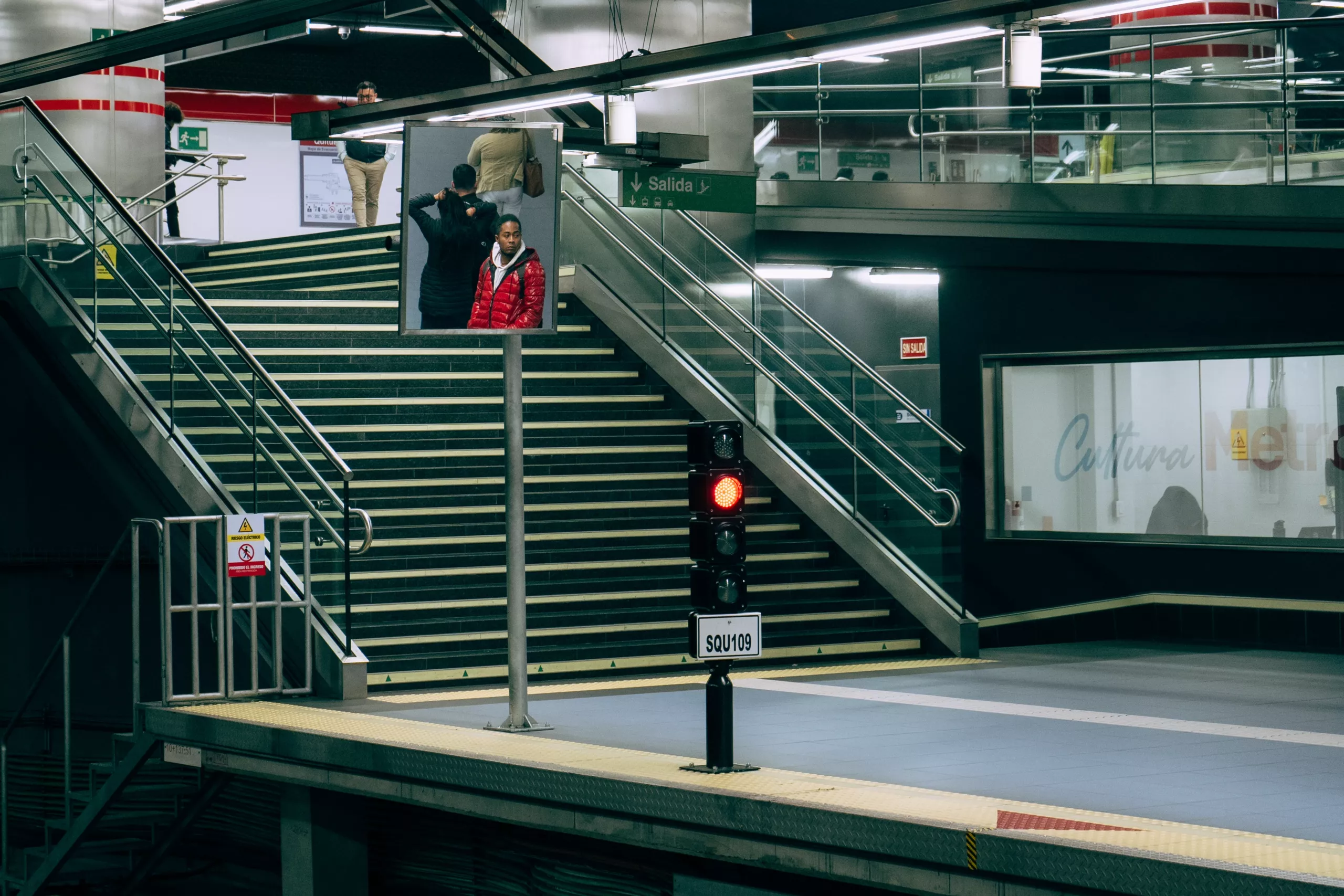 Reflejo de personas que esperan en el andén del metro de la estación Quitumbe Reflejo de personas que esperan en el andén del metro de la estación Quitumbe