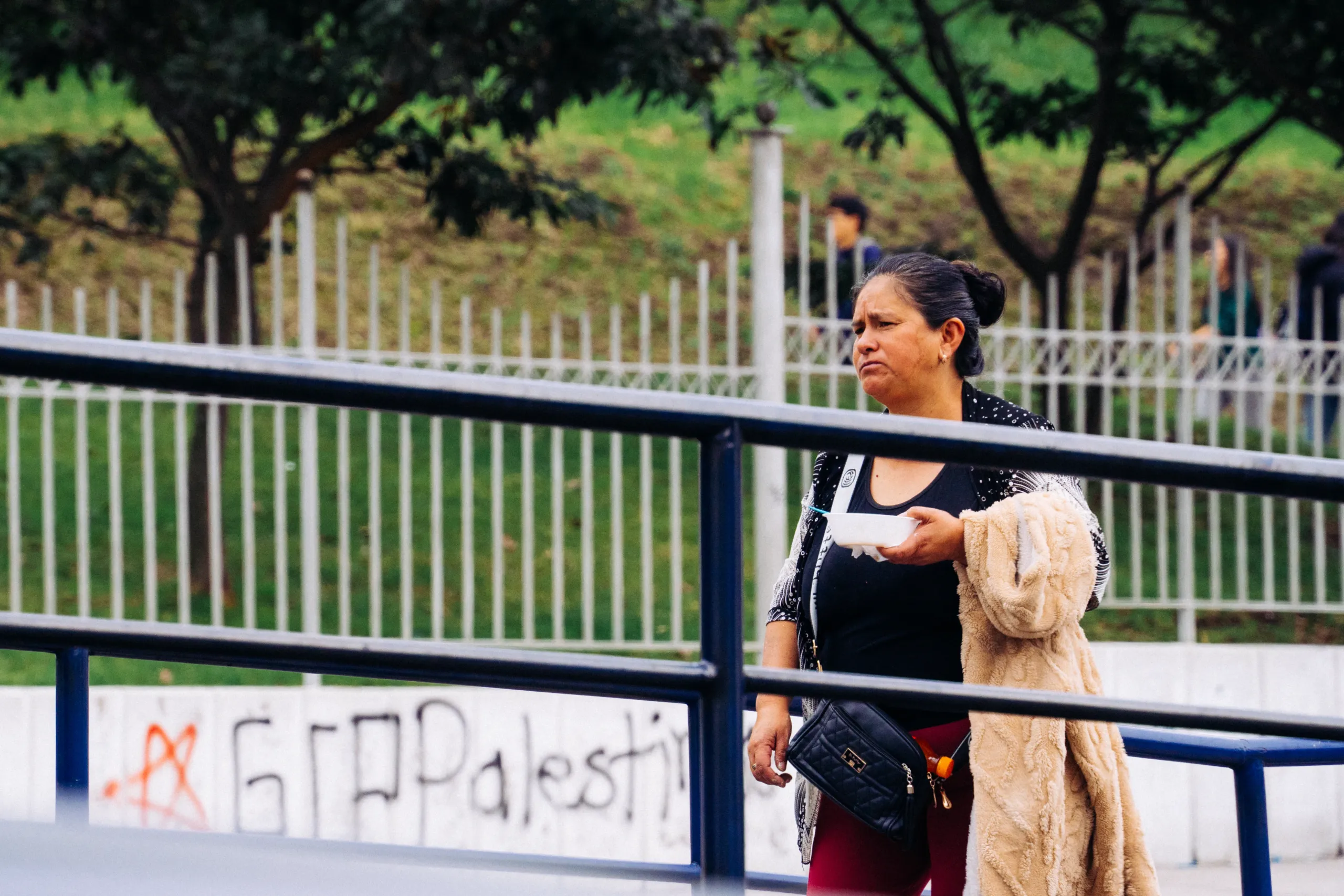 Podemos llevar las tarrinas en la mano mientras esperamos al trolebús. Podemos llevar las tarrinas en la mano mientras esperamos al trolebús.