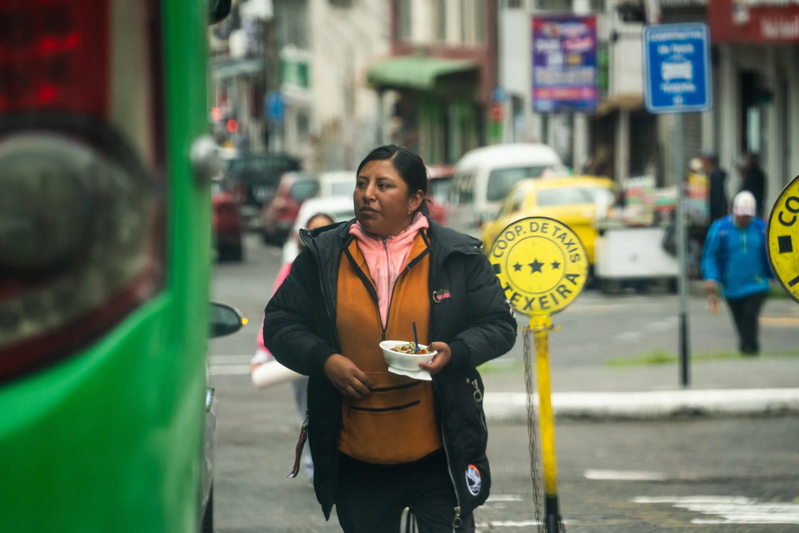 Un cevichocho, una empanada, un poco de chaulafán Un cevichocho, una empanada, un poco de chaulafán