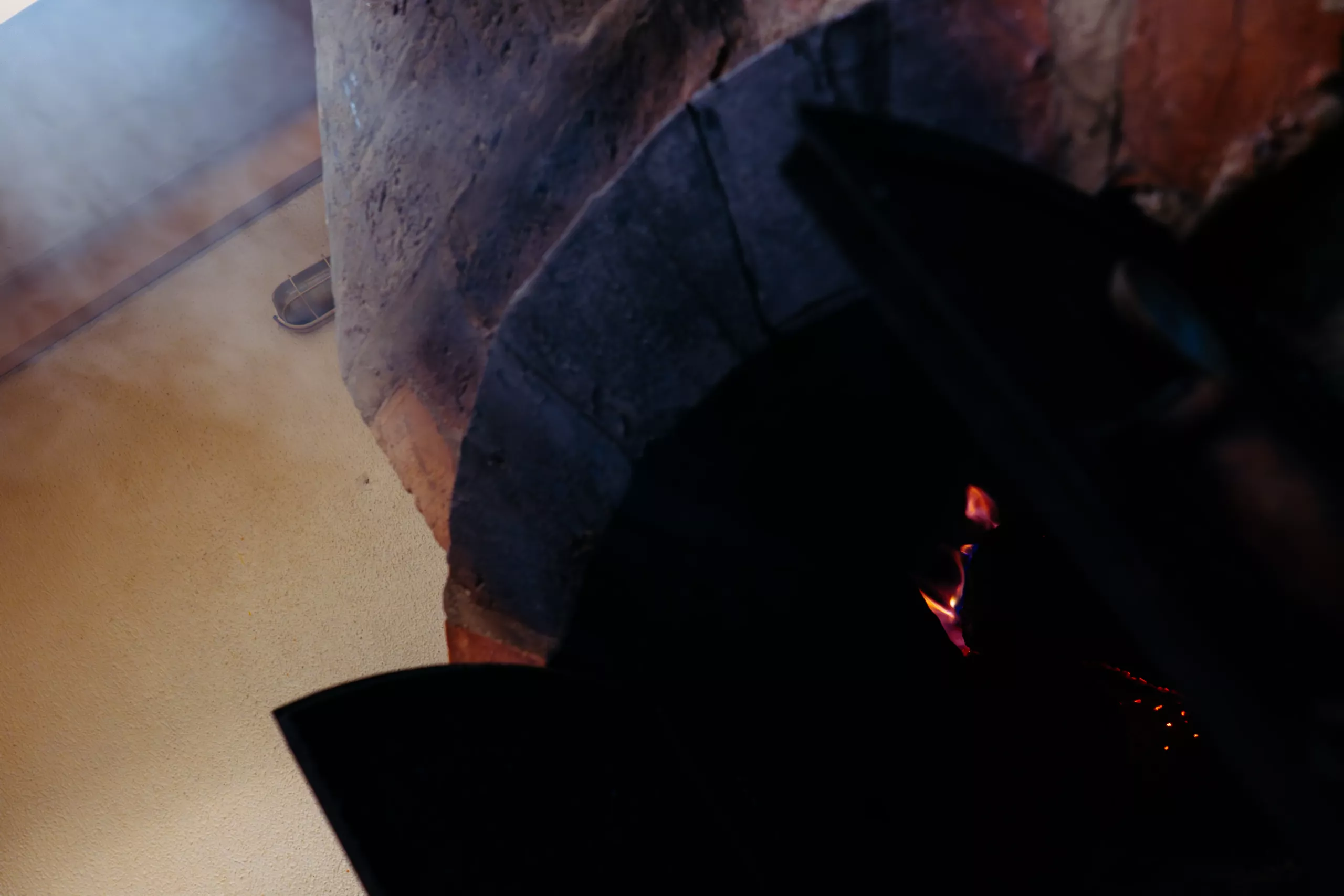 el horno de leña, marcado por el fuego