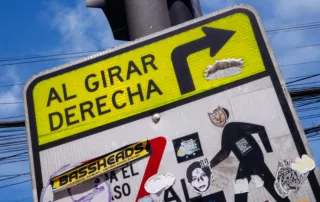 Las señales de tránsito de Quito, altamente intervenidas