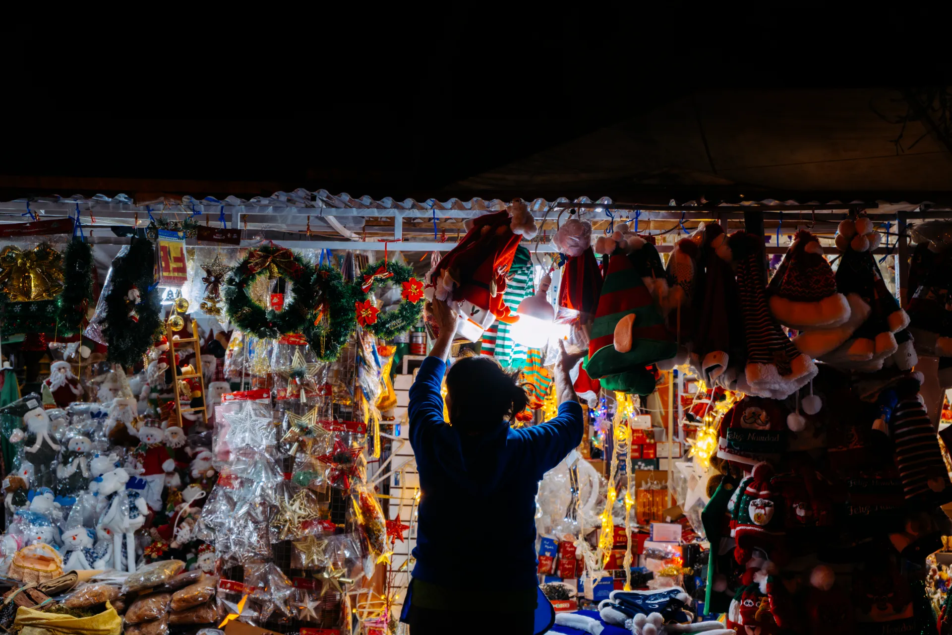 Una atiende en un puesto de Navidad en Quito