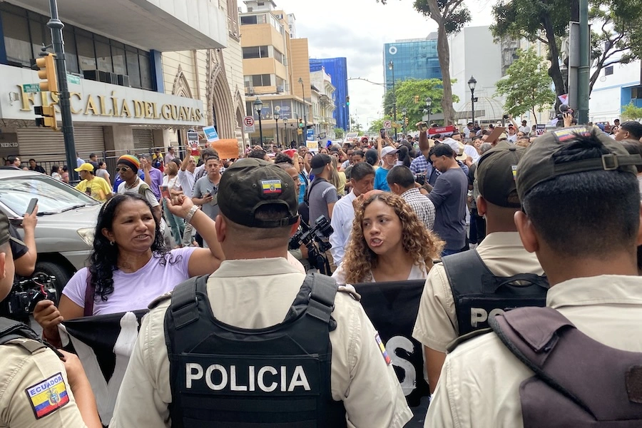 Policías bloquean el paso vehicular