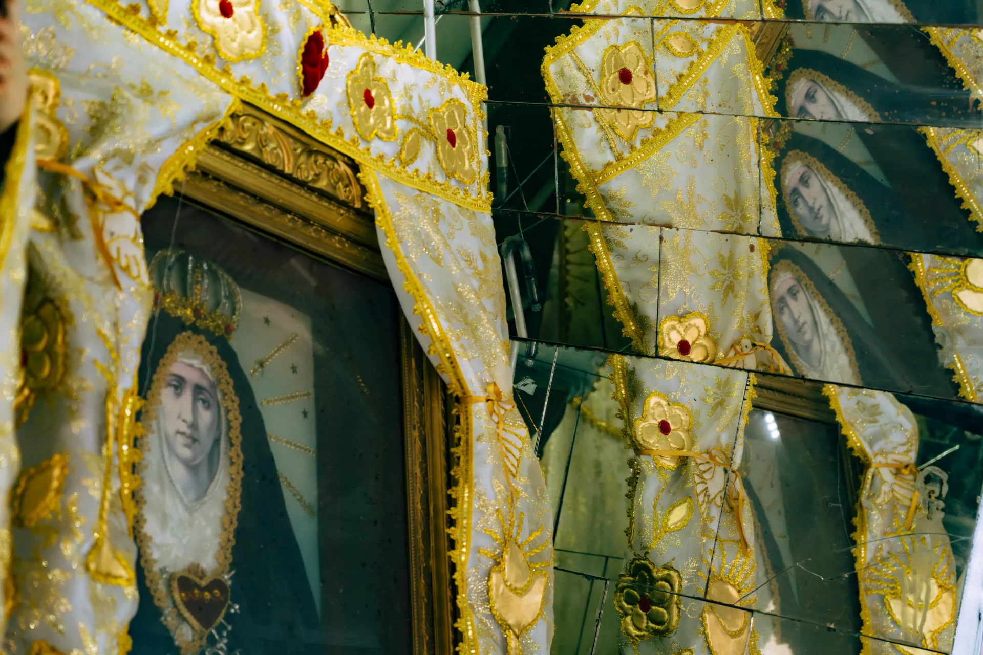 La Dolorosa, con su corazón siete veces apuñalado