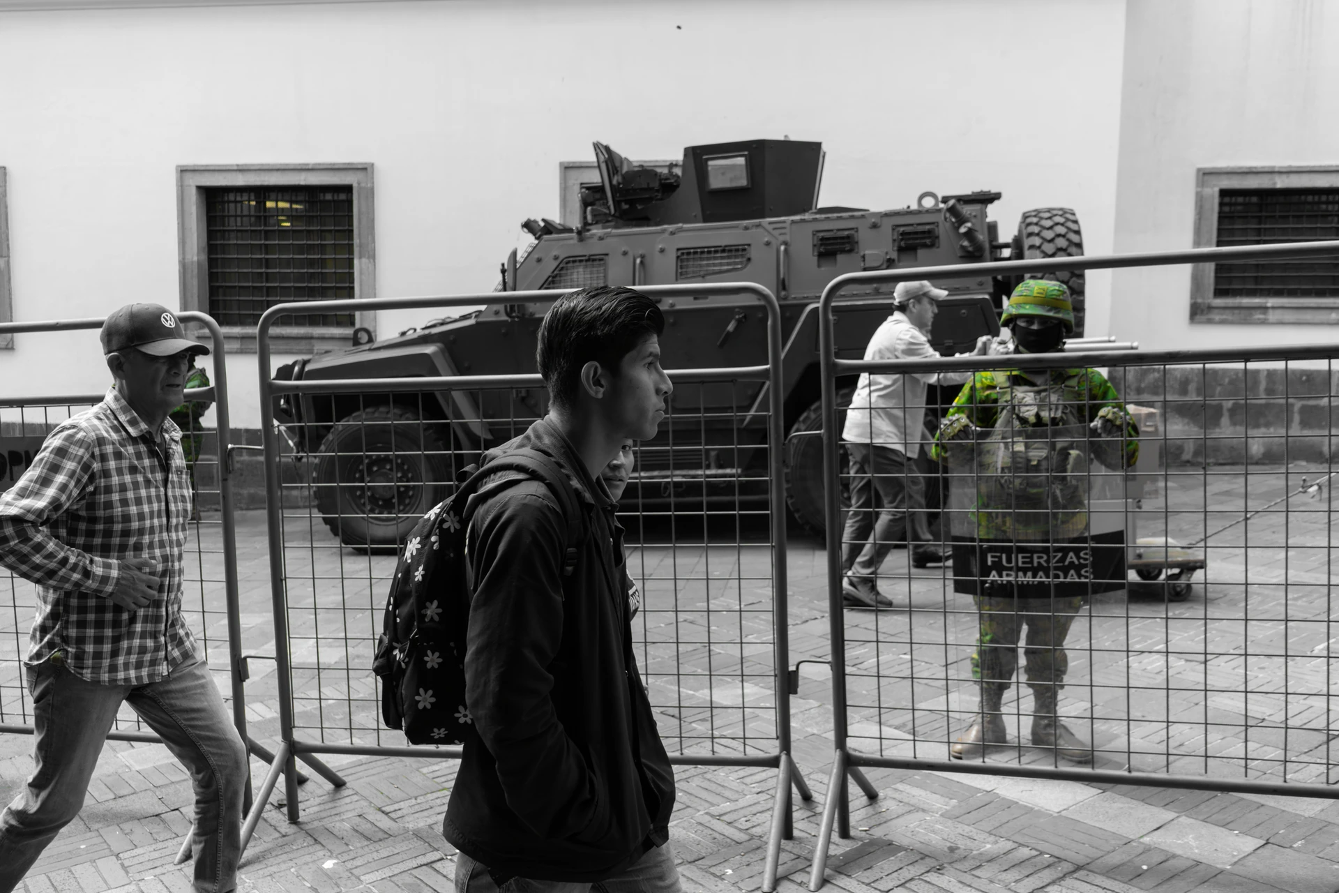 Un militar, detrás de una valle en el centro histórico de Quito