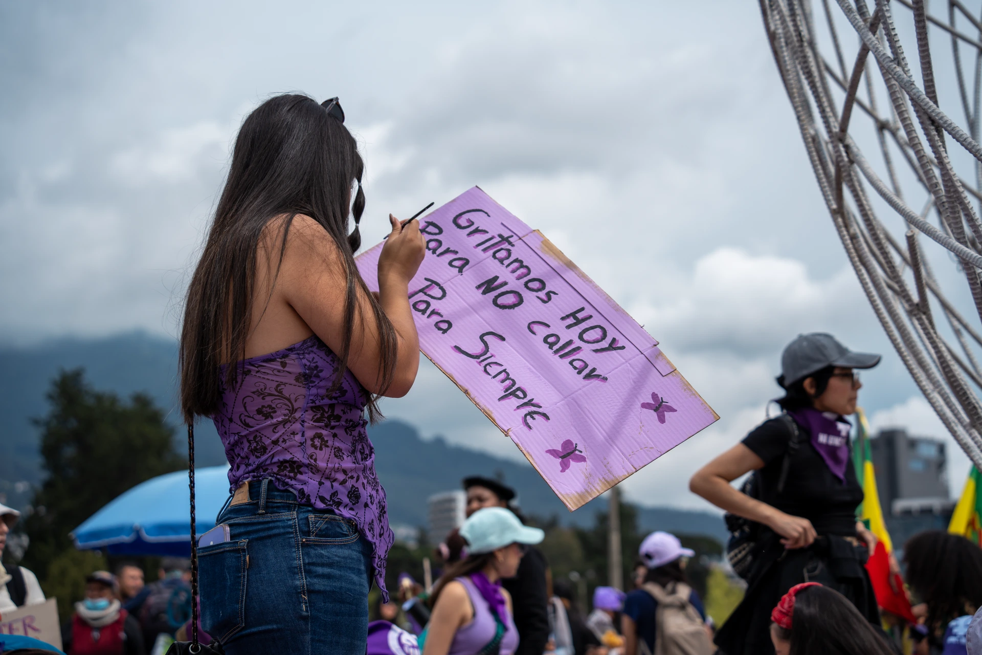 Una mujer en el parque El Arbolito pinta un cartel para la marcha del 8M en Quito Una mujer en el parque El Arbolito pinta un cartel para la marcha del 8M en Quito