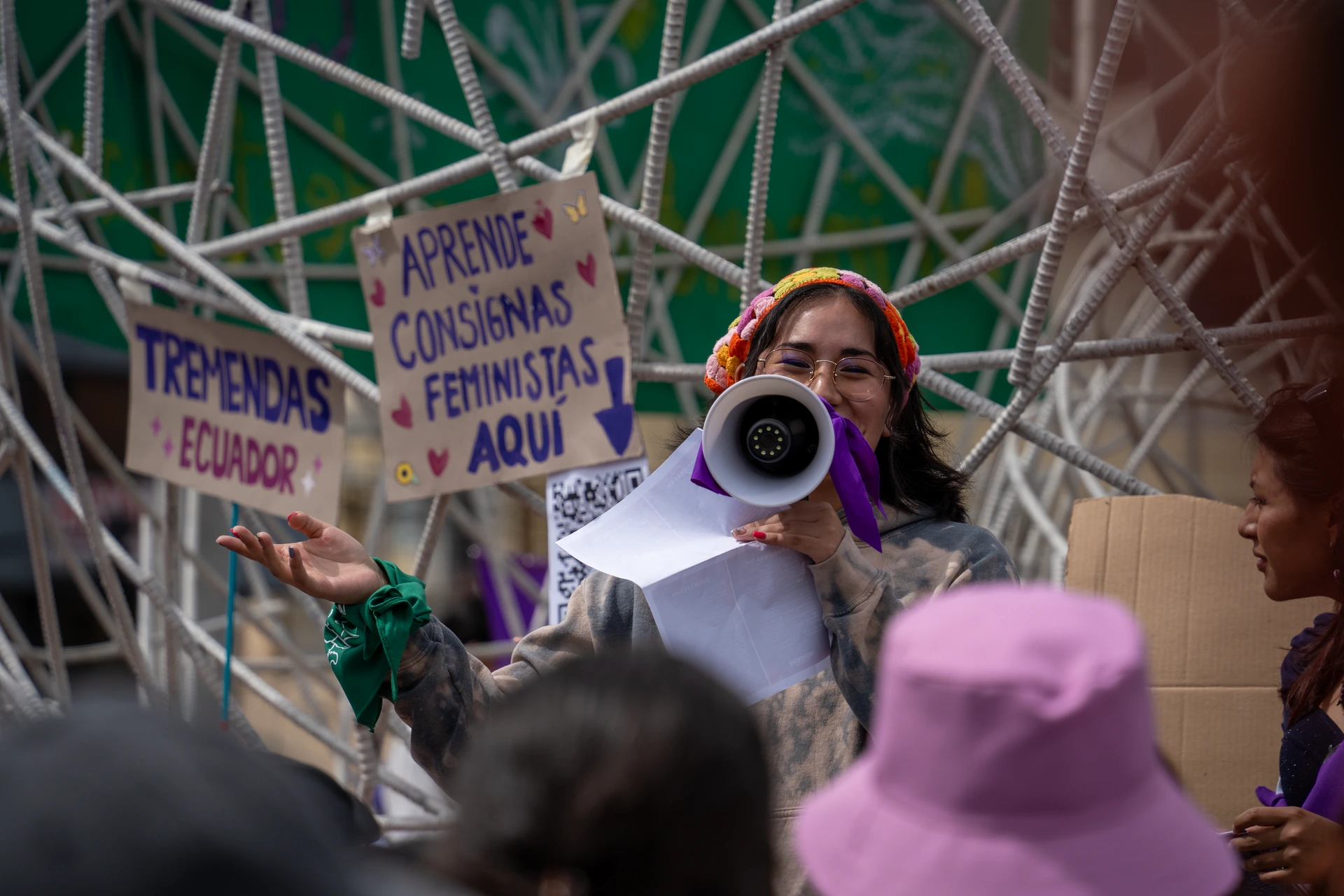 Una mujer enseña consignas antes de la marcha del 8M Una mujer enseña consignas antes de la marcha del 8M