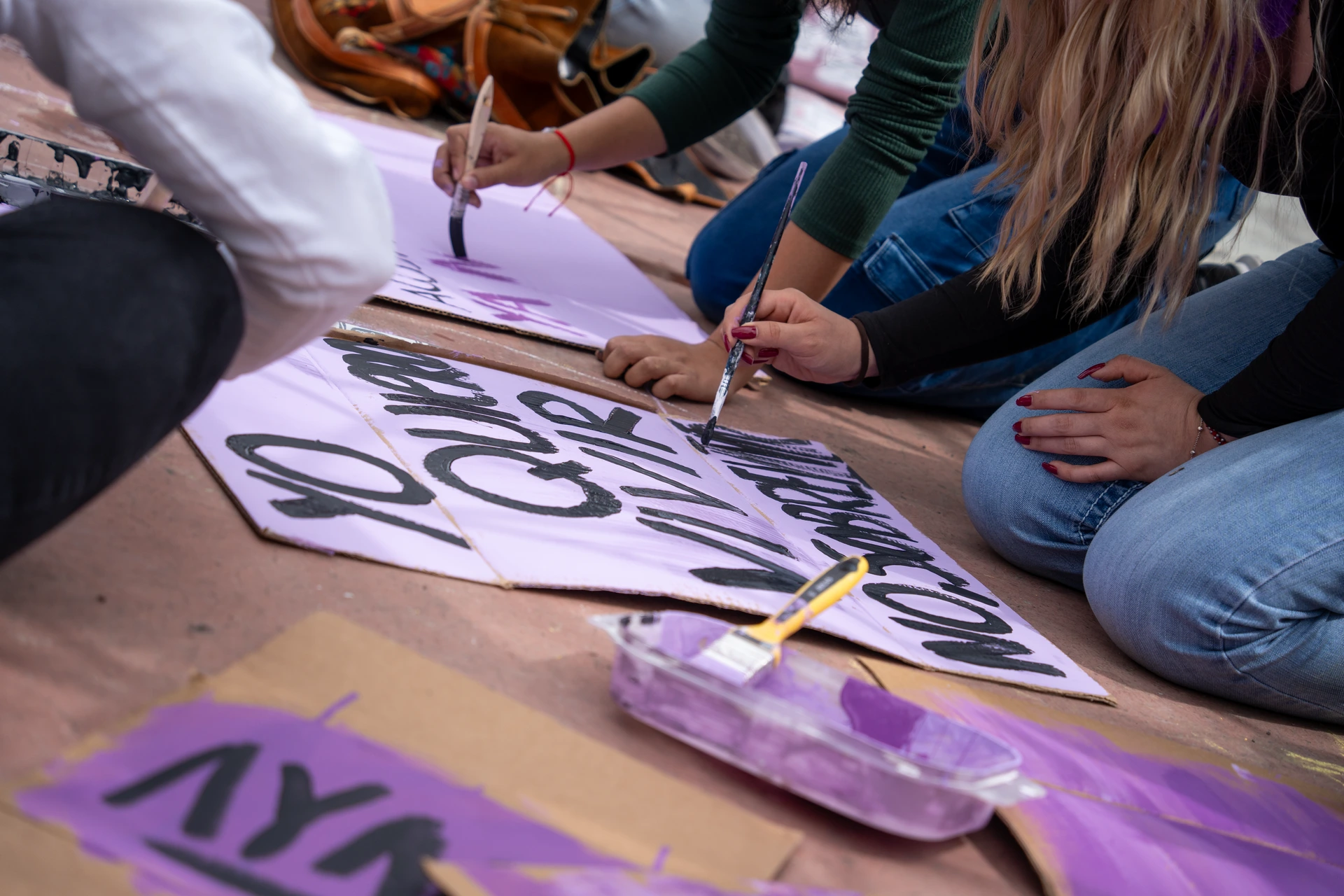 En El Arbolito, un grupo de mujeres pinta carteles En El Arbolito, un grupo de mujeres pinta carteles