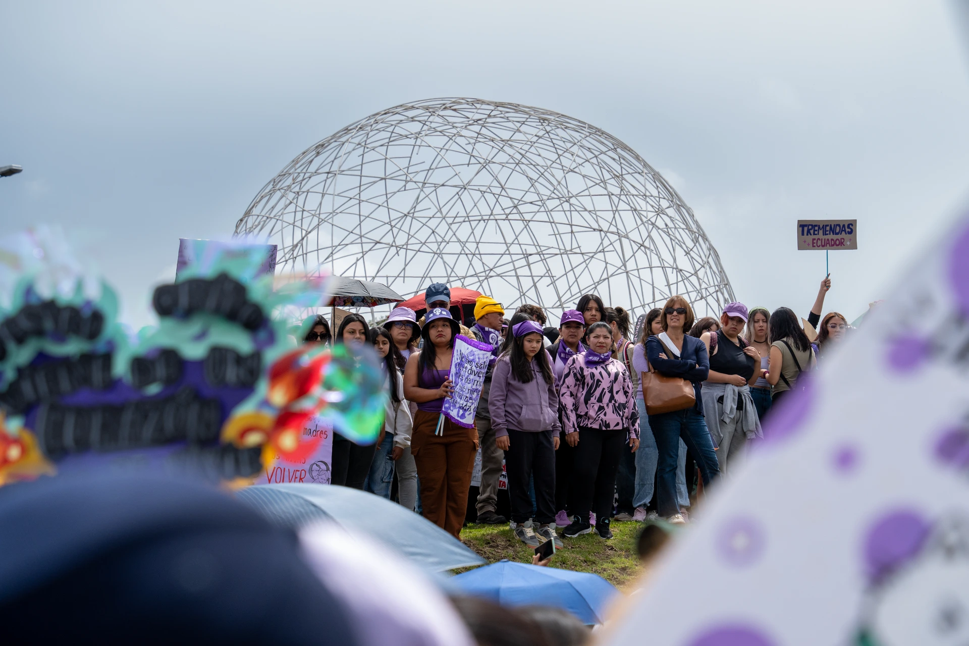 las mujeres, antes de la marcha del 8M en Quito, listas las mujeres, antes de la marcha del 8M en Quito, listas