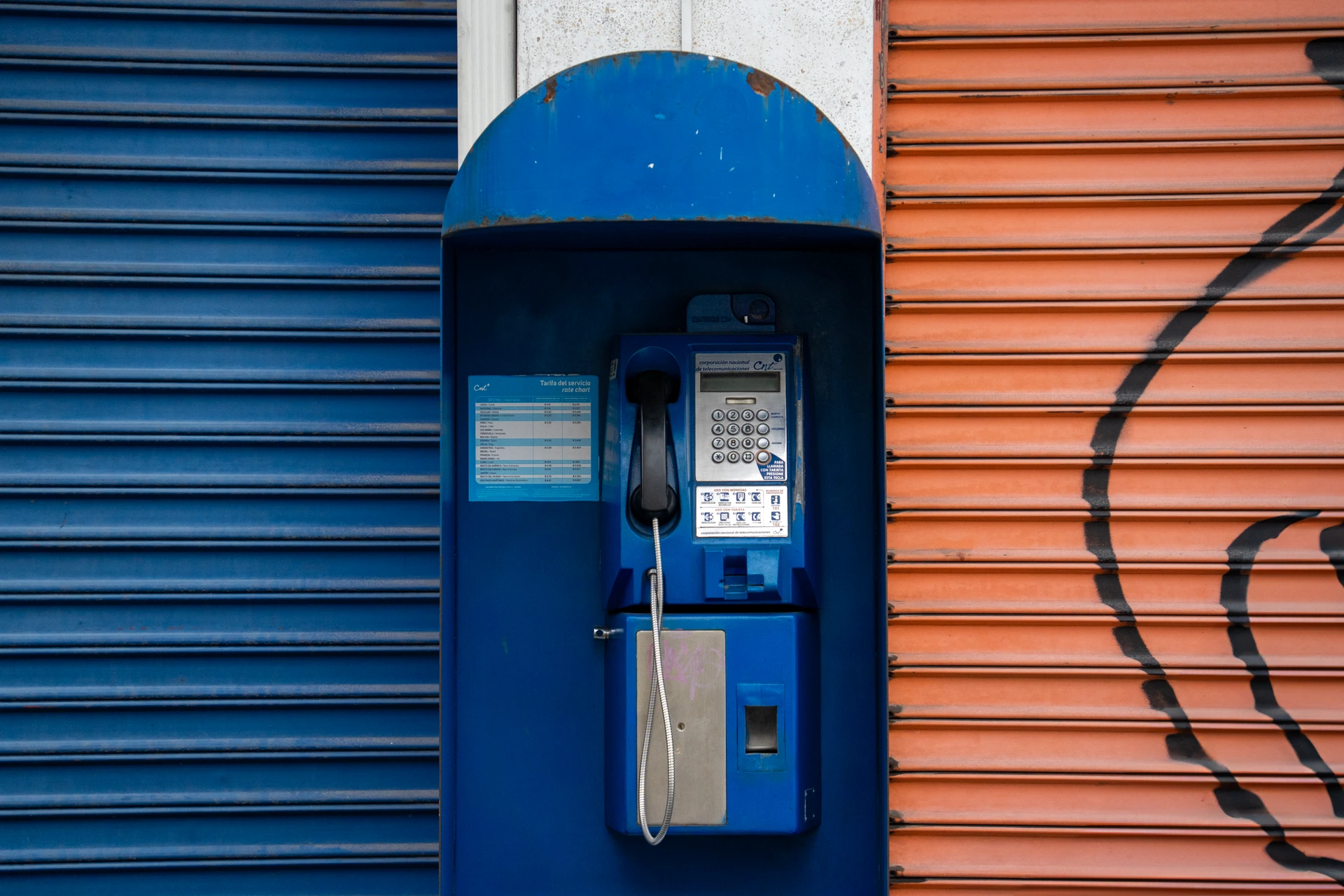 una cabina telefónica