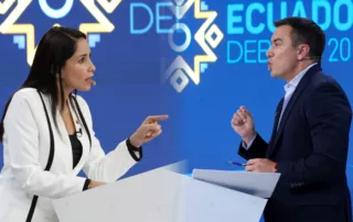 Luisa González y Daniel Noboa en el debate de segunda vuelta. Fotografía del Flickr del CNE.