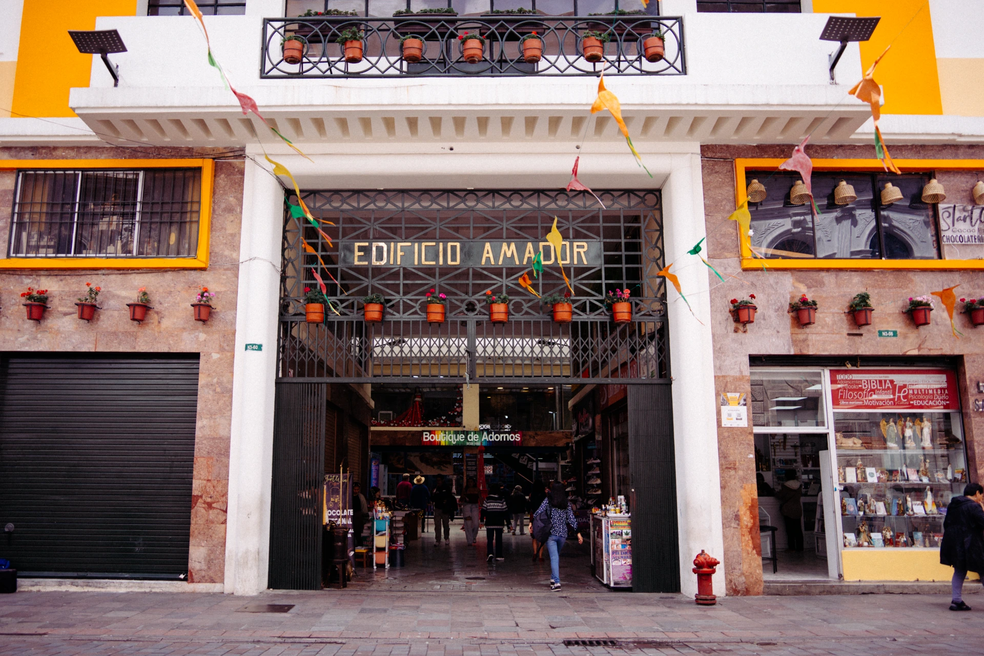 La entrada del pasaje Amador es menos una puerta y más un portal La entrada del pasaje Amador es menos una puerta y más un portal