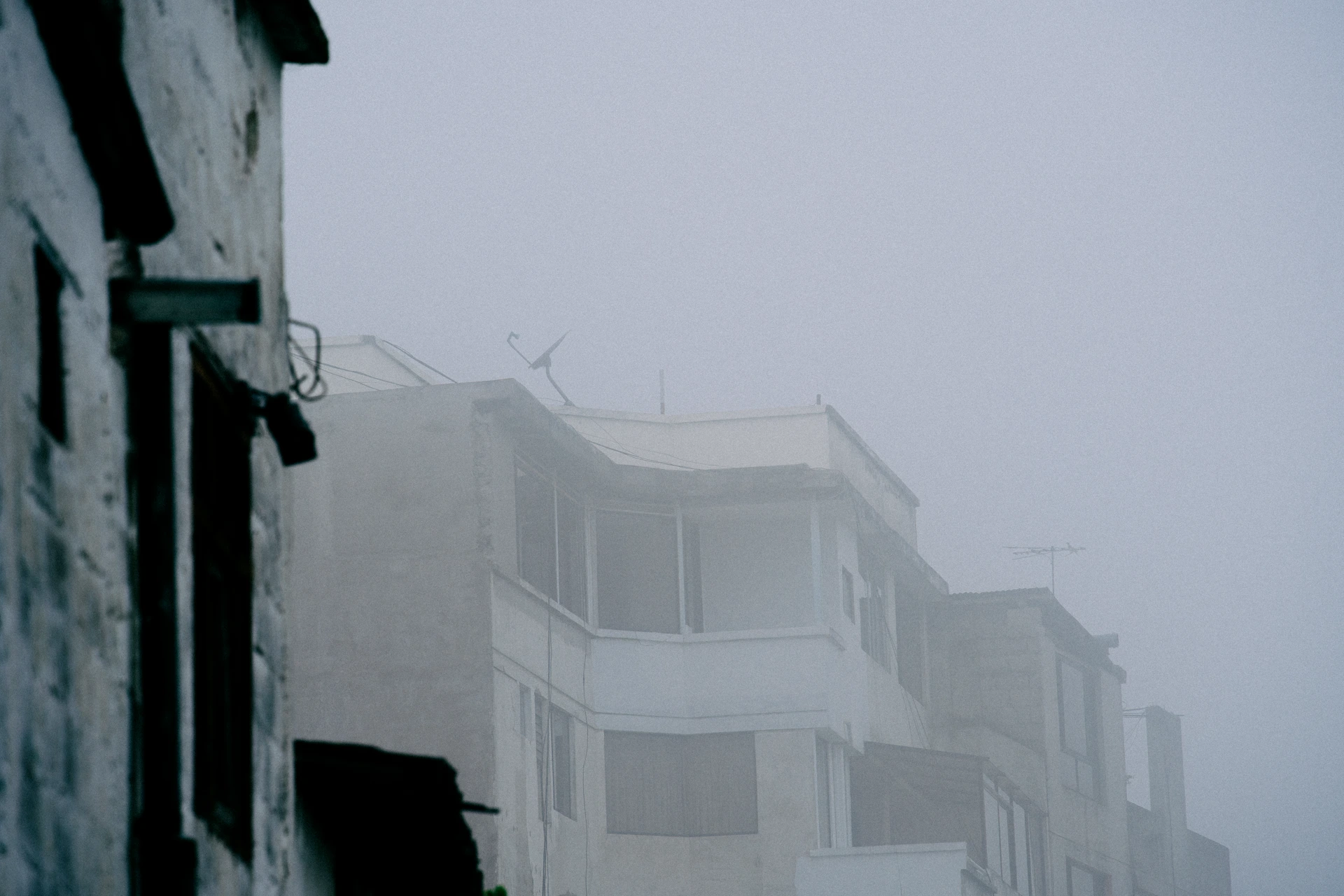 Una casa cubierta de neblina