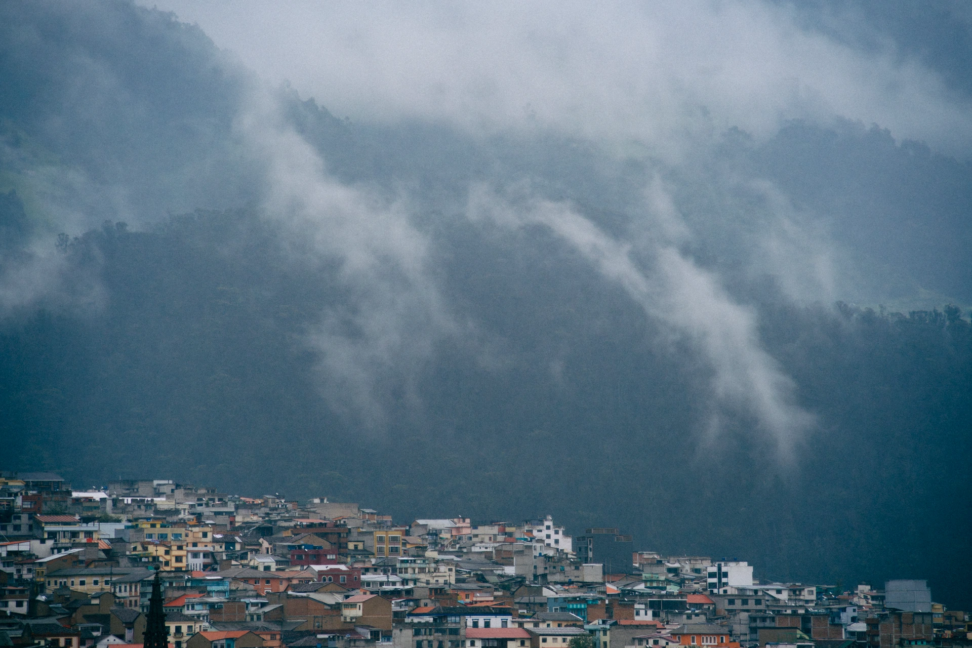 La neblina cae delicada sobre Quito