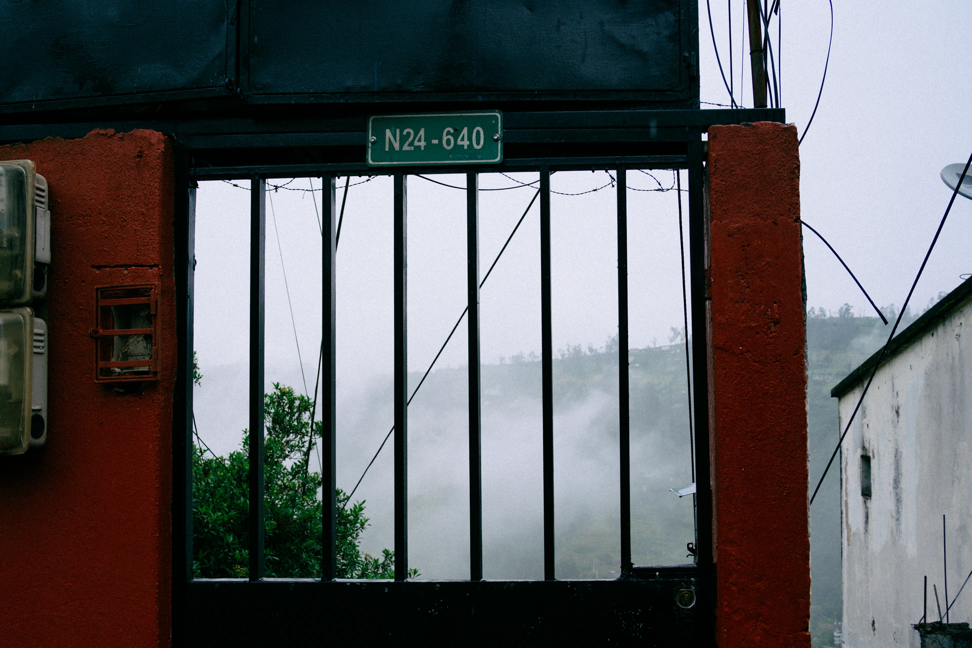 Un pedacito de nube avanzando detrás de un portón