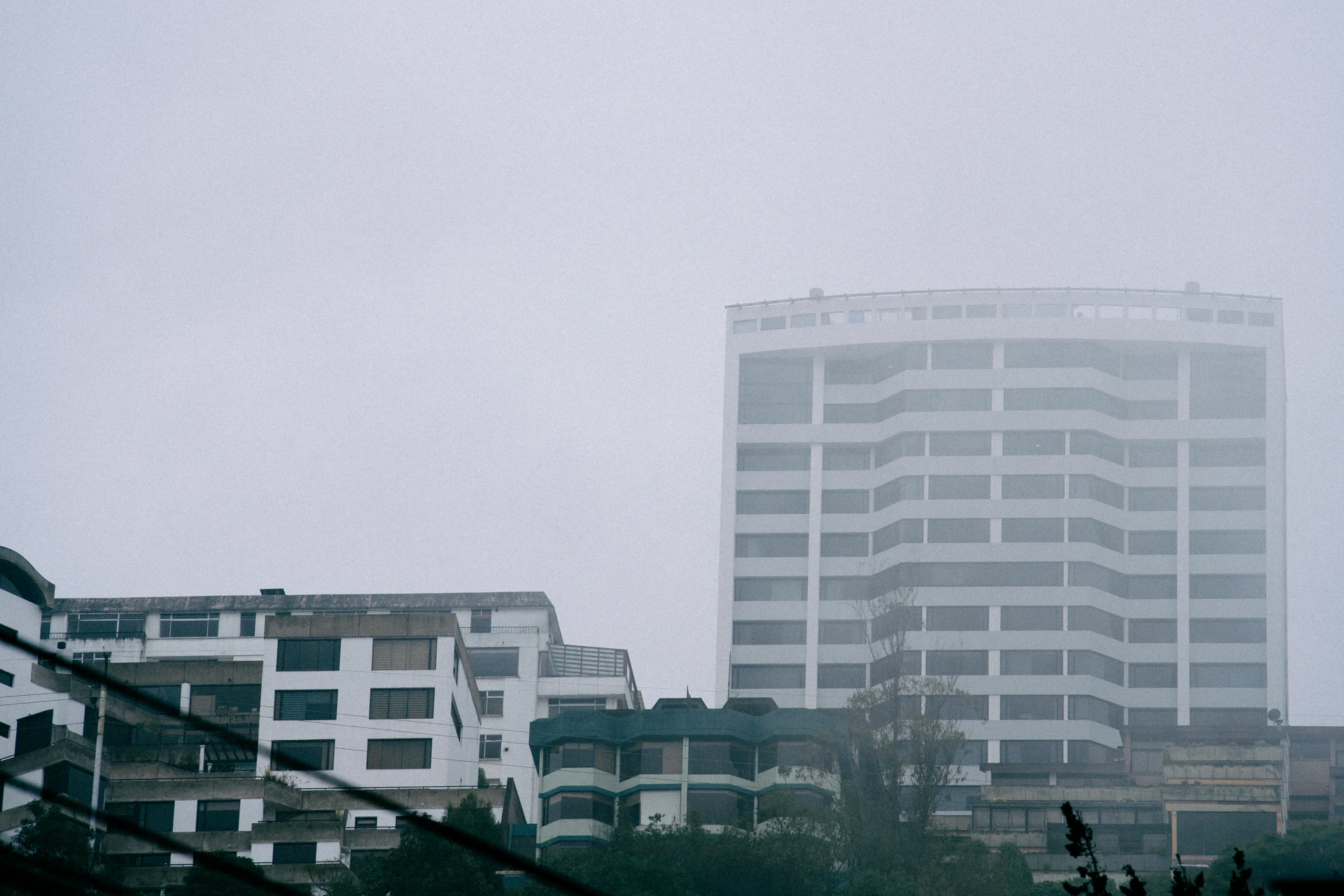 Un edificio de la González Suárez, a medio ver, por la neblina