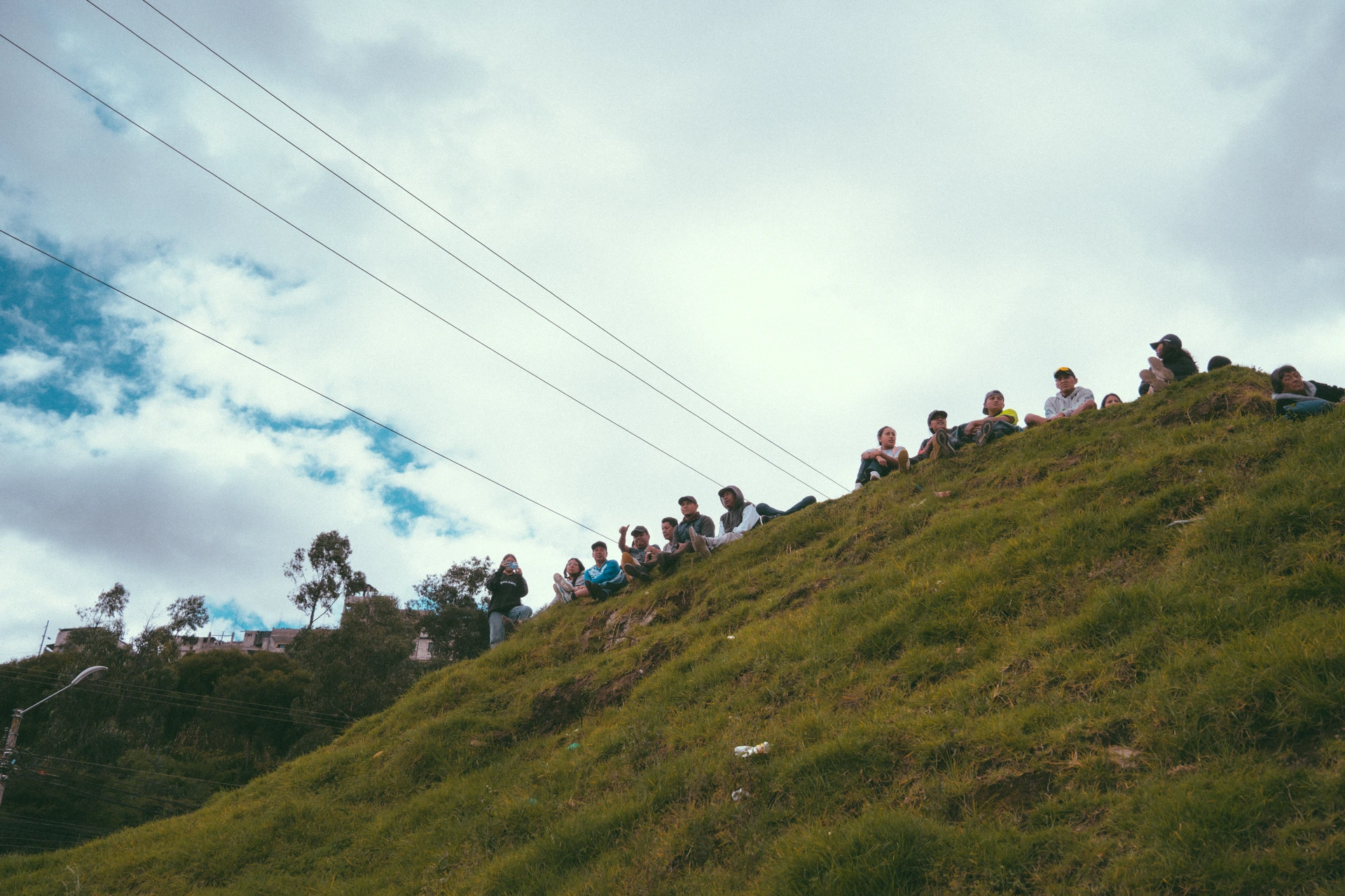 Espectadores desde un cerro ven la final de la UDLI Espectadores desde un cerro ven la final de la UDLI