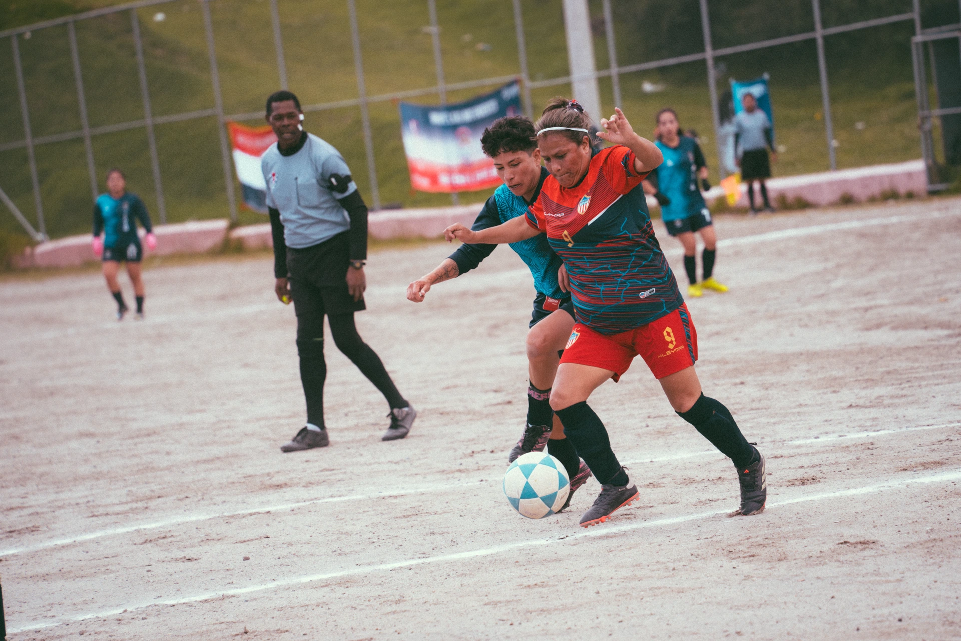 Zambrano, goleadora del torneo Campeón de Campeones, disputa el balón con una rival Zambrano, goleadora del torneo Campeón de Campeones, disputa el balón con una rival