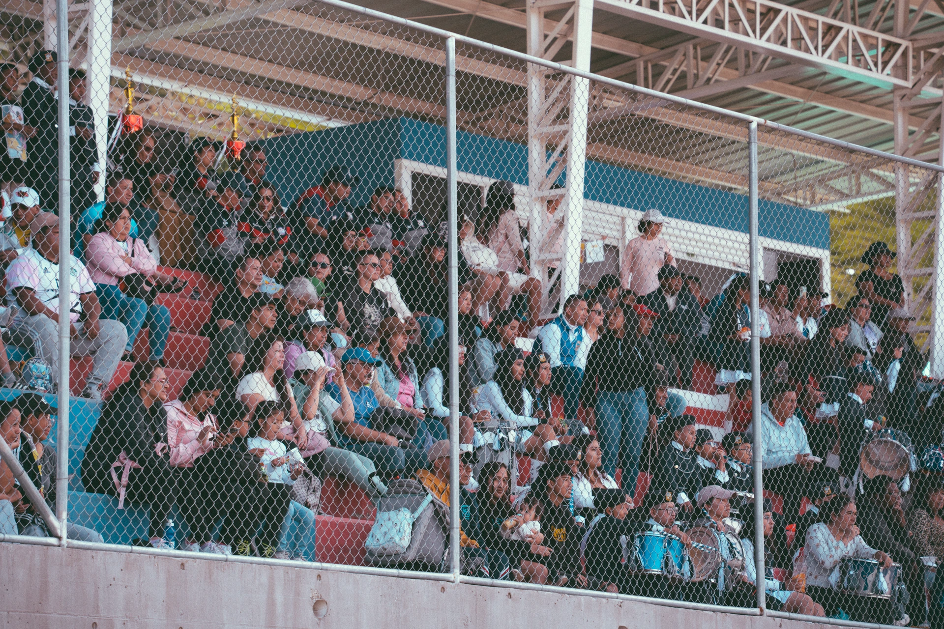 Más de cien personas en las gradas de la cancha de Puertas del Sol Más de cien personas en las gradas de la cancha de Puertas del Sol