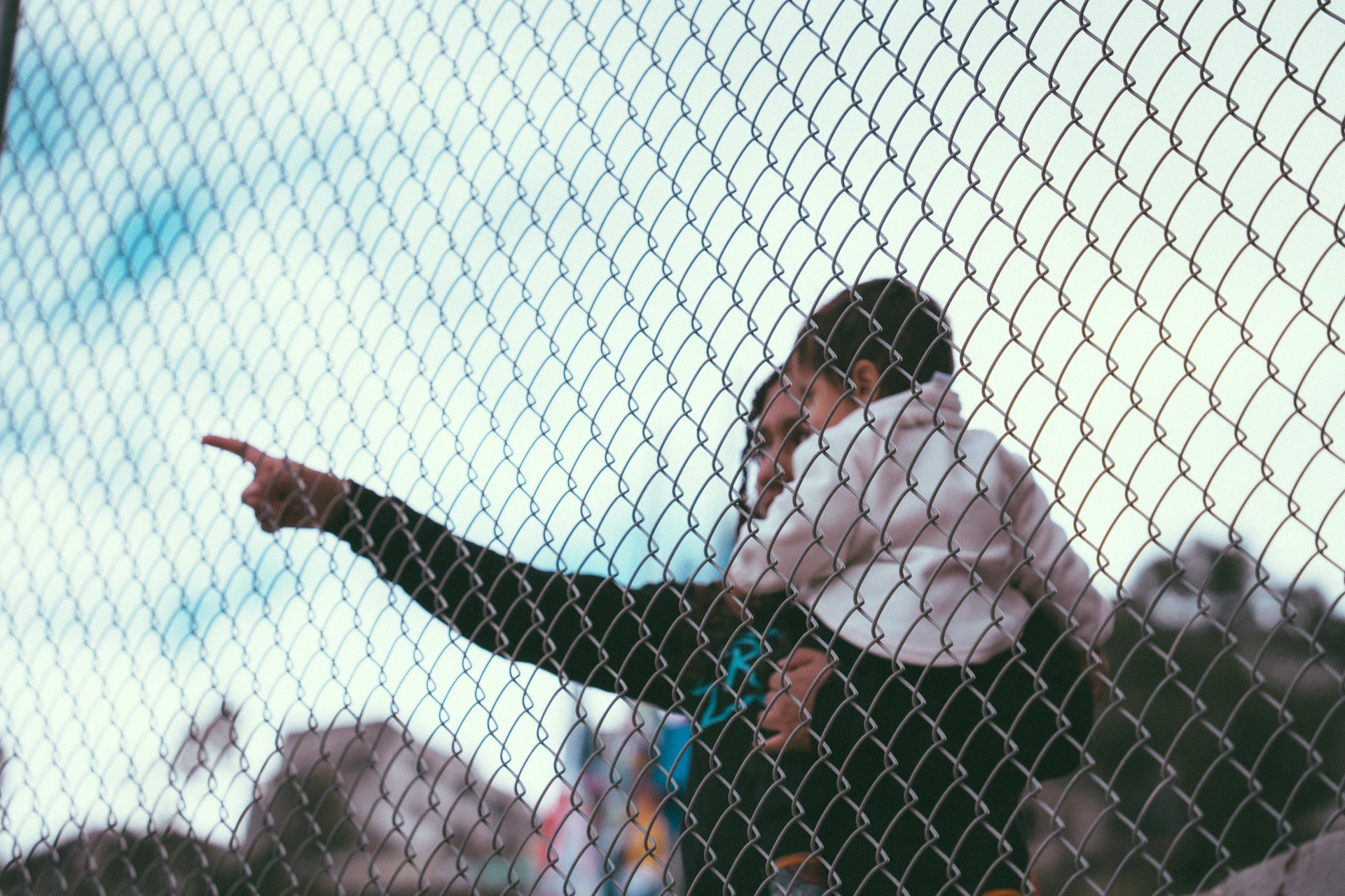 Una mamá ve por la reja el partido entre el Club Eloísa y Defensor Junior Una mamá ve por la reja el partido entre el Club Eloísa y Defensor Junior