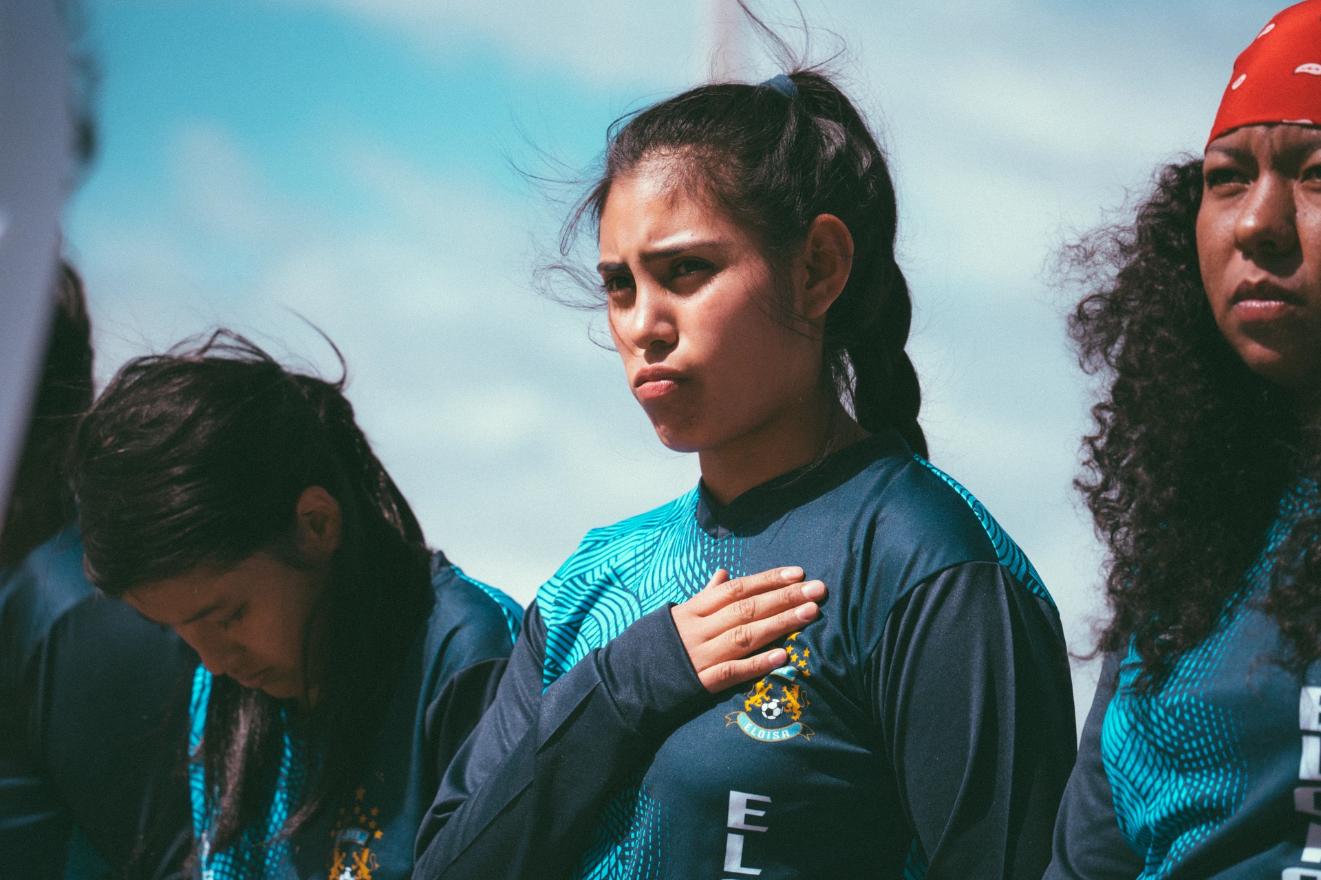 Una jugadora del club Eloísa, cantando el himno nacional