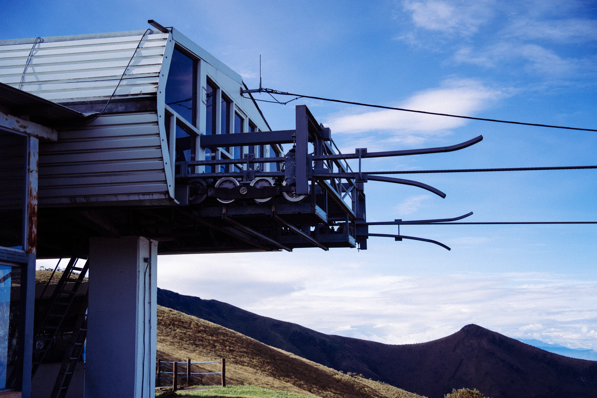El brazo mecánico que hala el teleférico, desde el Rucu Pichincha El brazo mecánico que hala el teleférico, desde el Rucu Pichincha