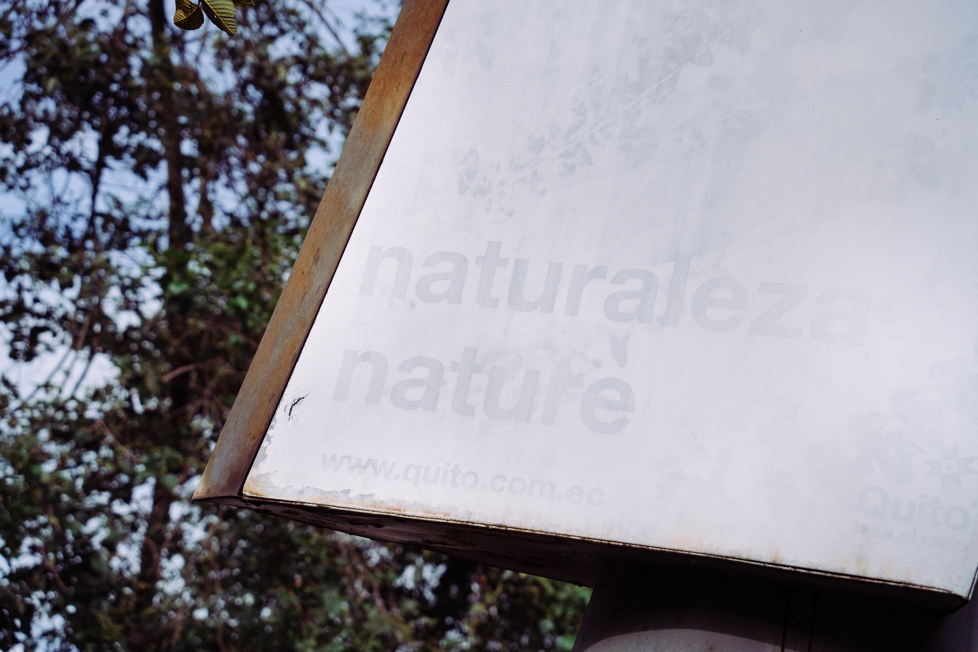 Un letrero imposible de leer en la base del teleférico de Quito, que nos llevará a 4000 metros en el Rucu Pichincha. Un letrero imposible de leer en la base del teleférico de Quito, que nos llevará a 4000 metros en el Rucu Pichincha.