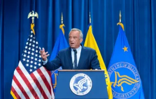 Es un abogado, político y activista antivacunas. Es secretario de Salud y Servicios Humanos de Estados Unidos en la segunda presidencia de Donald Trump.