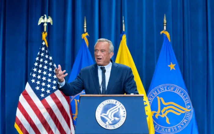 Es un abogado, político y activista antivacunas. Es secretario de Salud y Servicios Humanos de Estados Unidos en la segunda presidencia de Donald Trump.