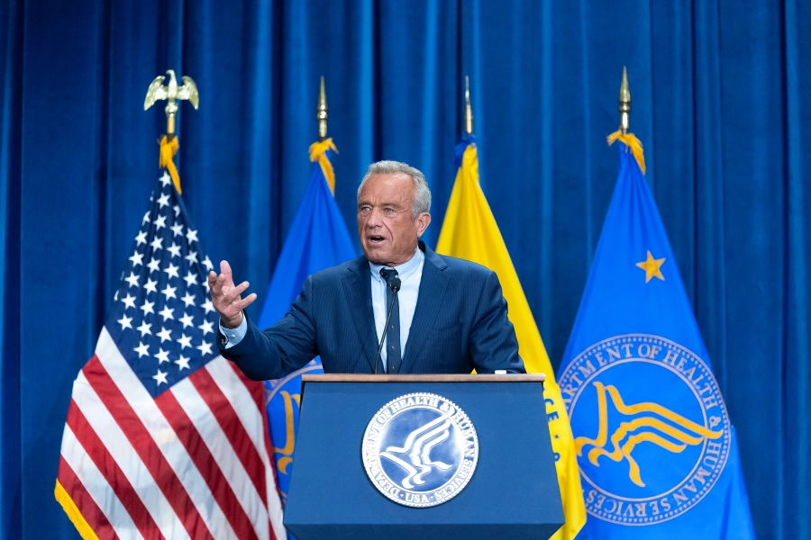 Es un abogado, político y activista antivacunas. Es secretario de Salud y Servicios Humanos de Estados Unidos en la segunda presidencia de Donald Trump.