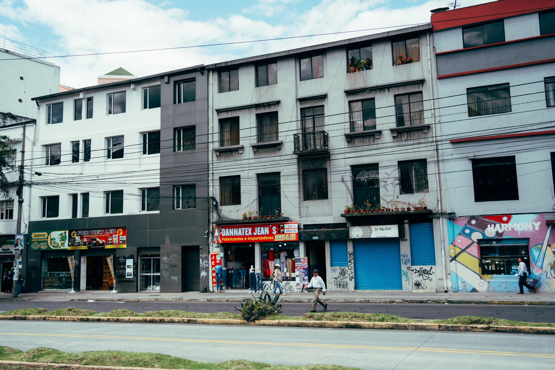 Negocios, grafitis y disonancias de la avenida 10 de Agosto Negocios, grafitis y disonancias de la avenida 10 de Agosto