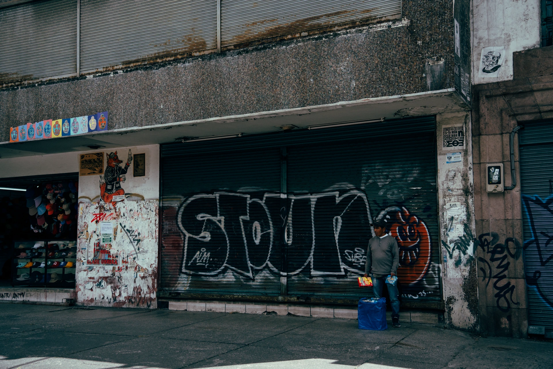 Un comerciante , frente a un local abandonado en la 10 de Agosto Un comerciante , frente a un local abandonado en la 10 de Agosto