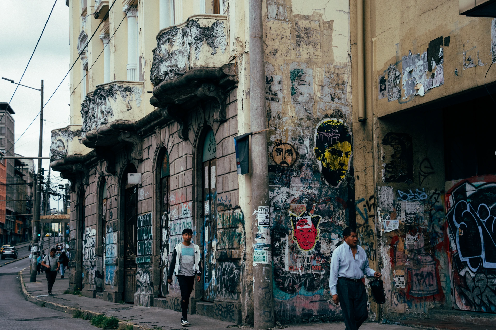 A la entrada del centro por la 10 de agosto hay varios edificios abandonados