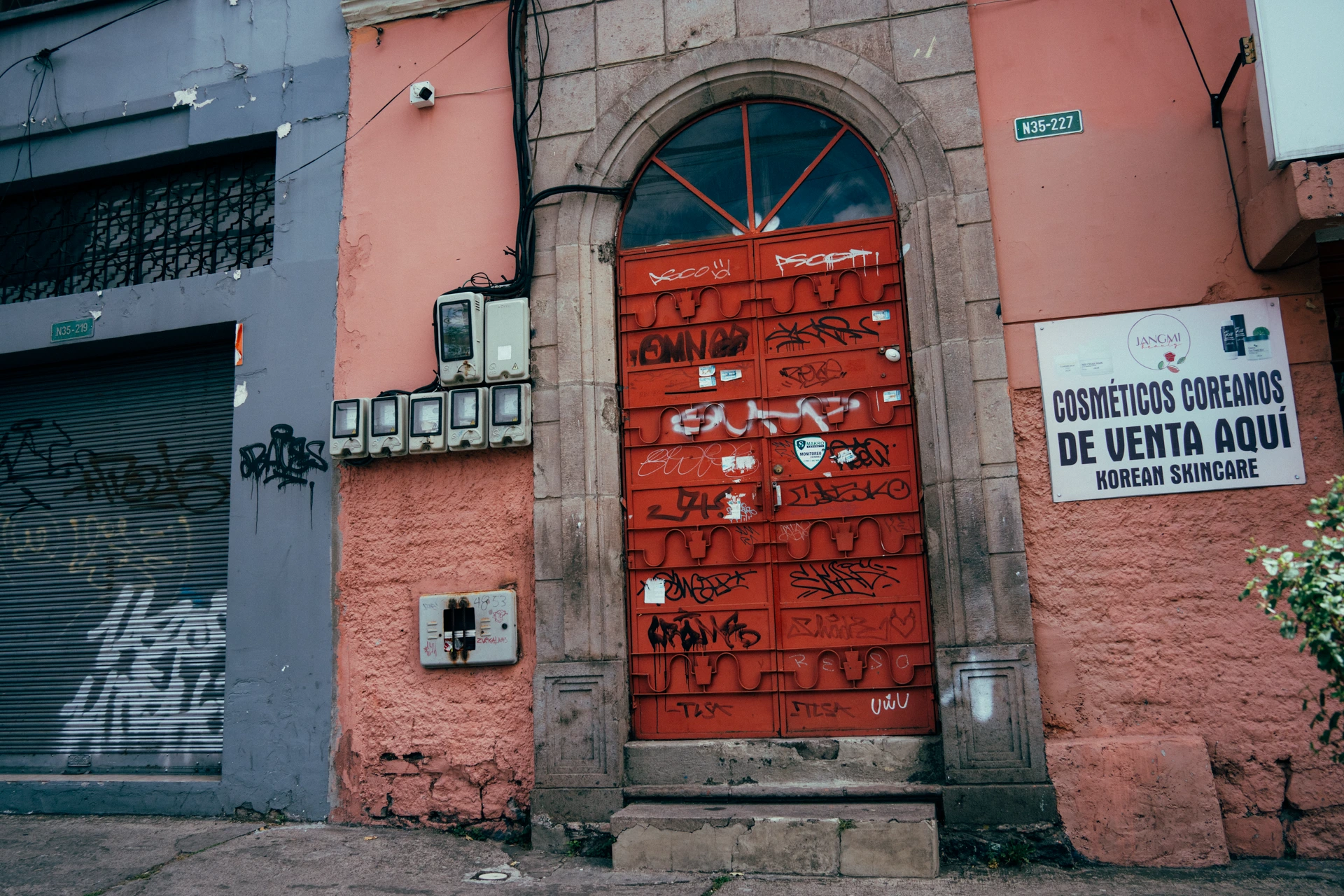 Puerta de un local comercial Puerta de un local comercial