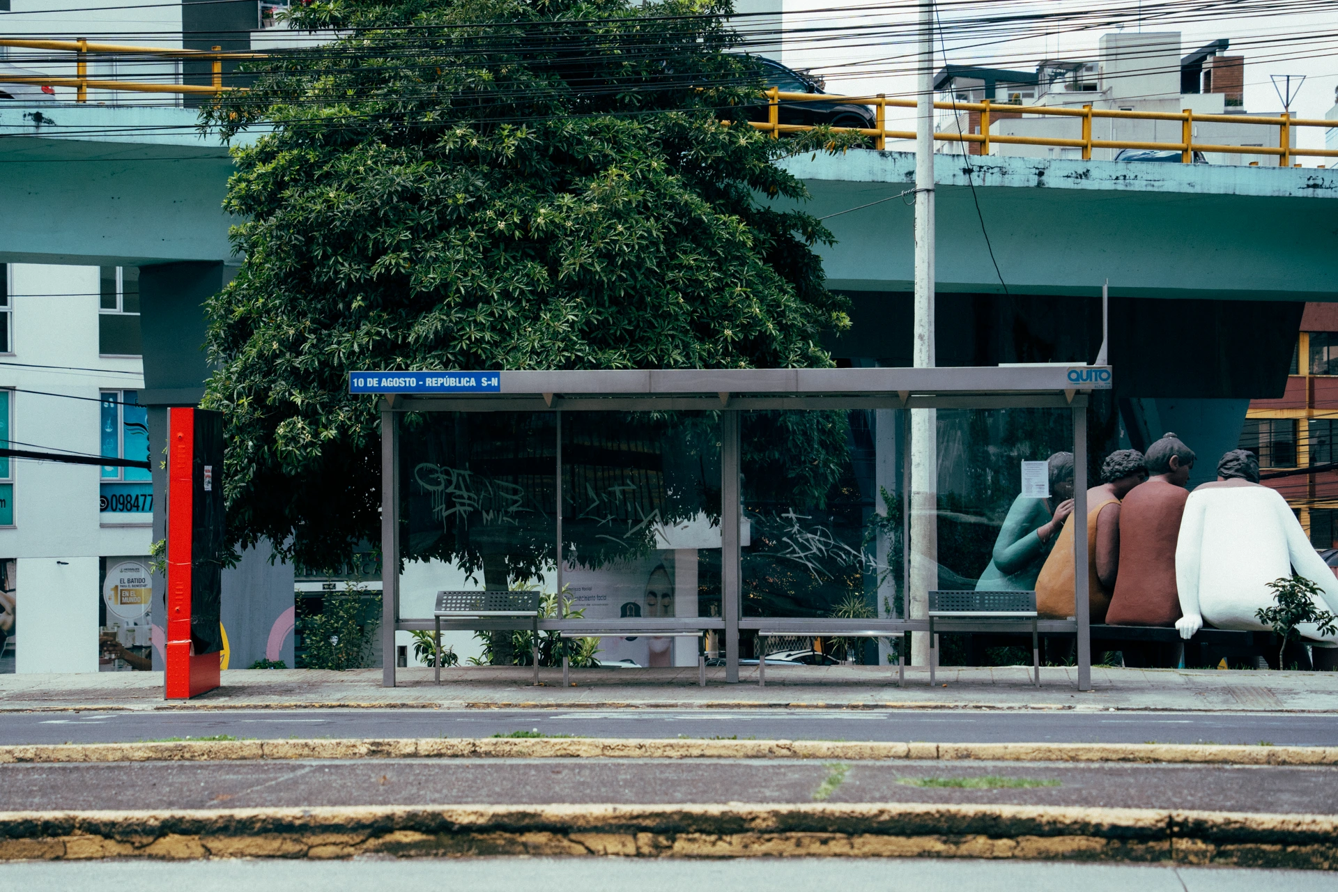 Parada de bus en 10 de Agosto y República Parada de bus en 10 de Agosto y República