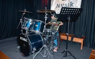 Niño en un taller de Musak