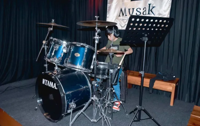 Niño en un taller de Musak