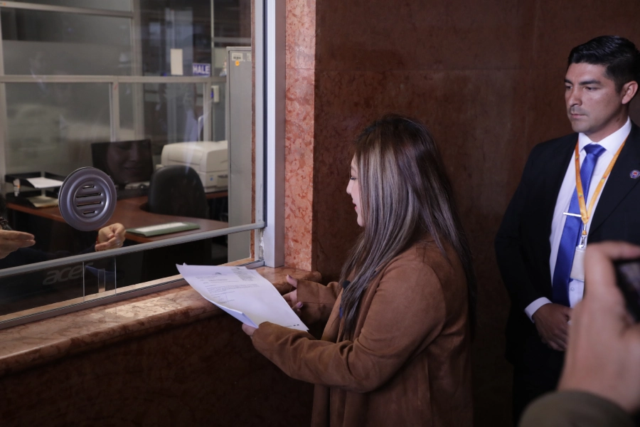 La asambleísta de ADN, Inés Alarcón, presenta el proyecto de ley de la Ley de Inteligencia.