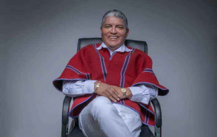 Luis Alfonso Chango sentado en una silla.