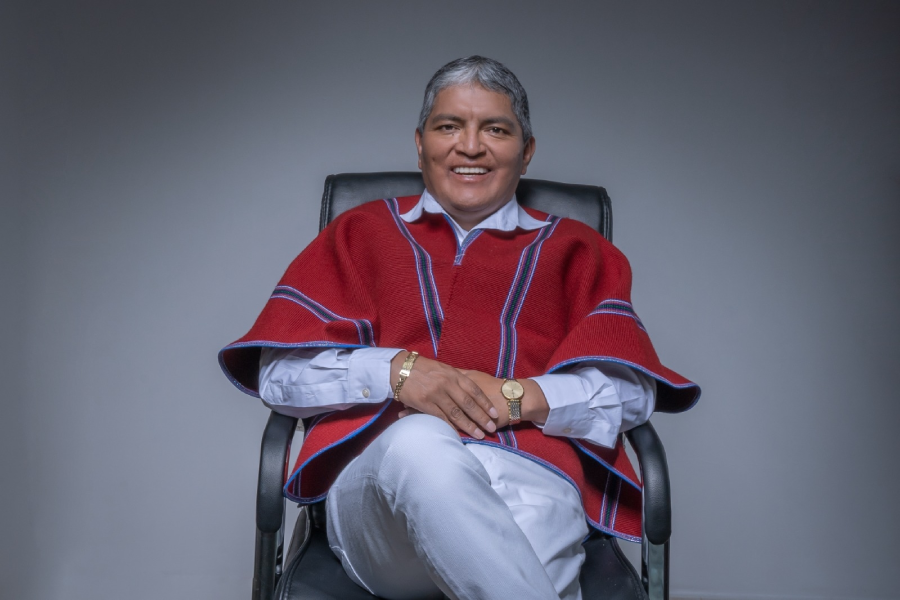 Luis Alfonso Chango sentado en una silla.