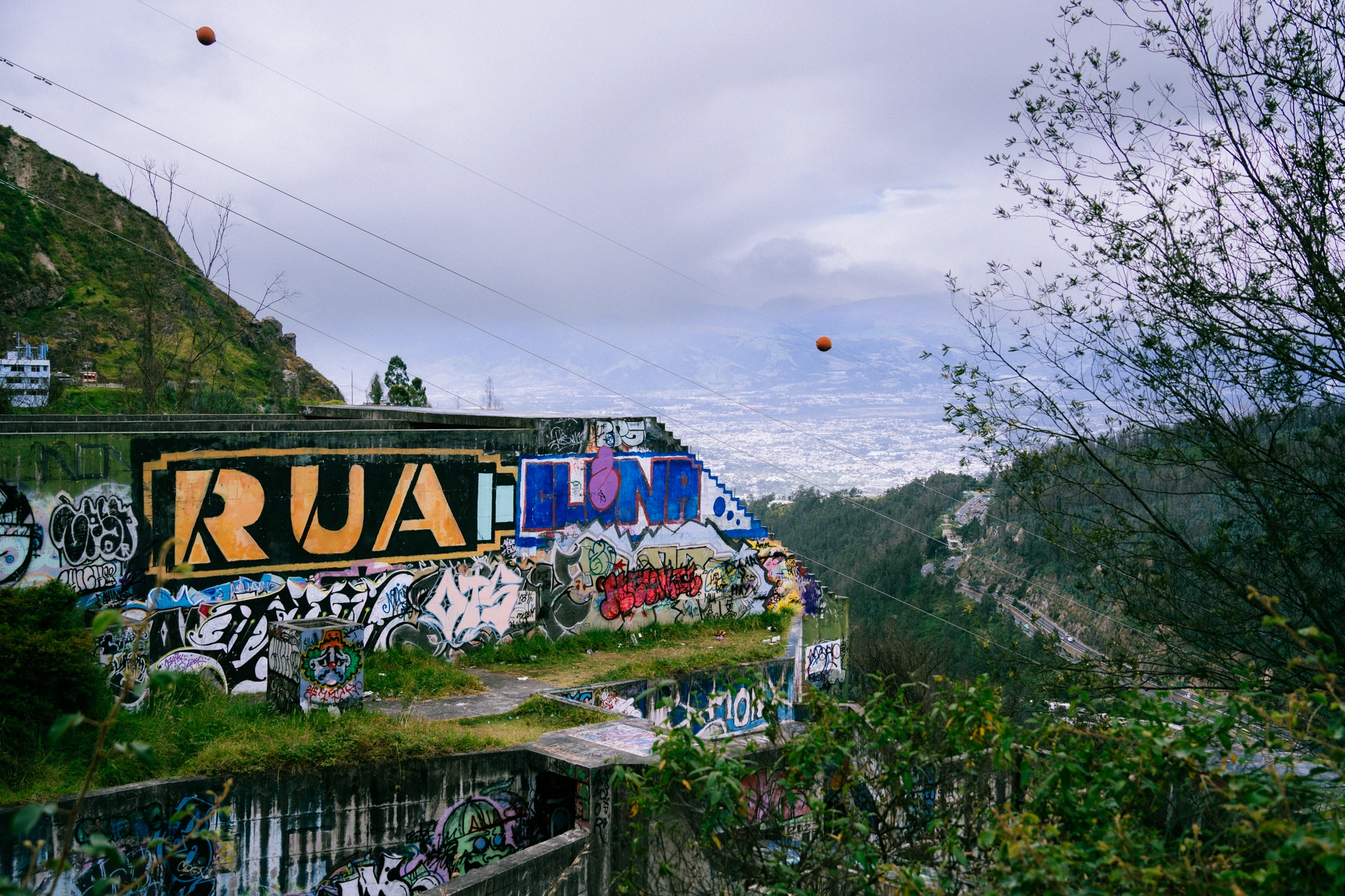 La avenida Simón Bolívar vista desde las cloacas