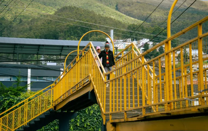 los pasos peatonales elevados de Quito: estructuras aparatosas que prometieron soluciones mientras ignoraban la incomodidad humana.