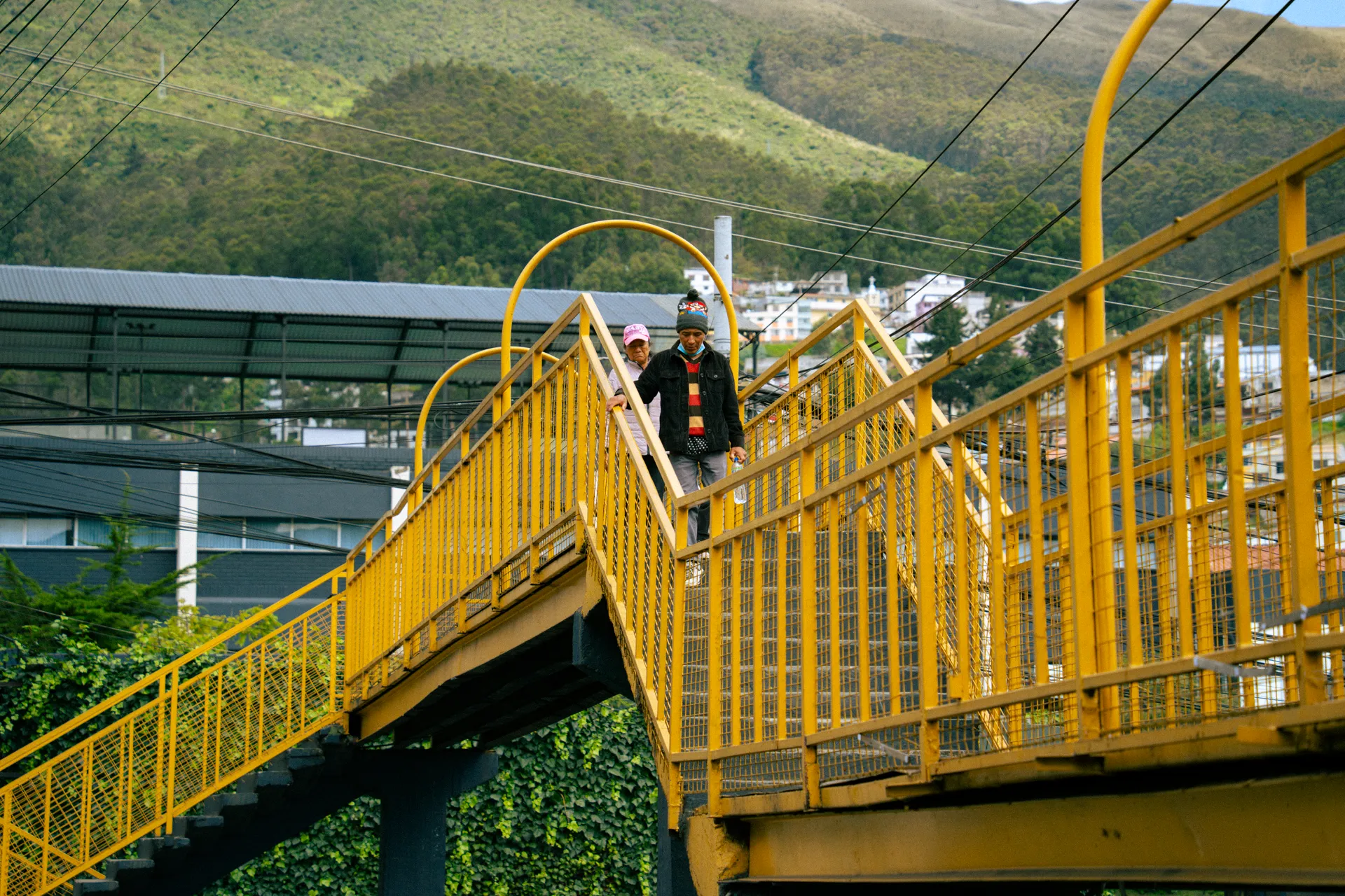los pasos peatonales elevados de Quito: estructuras aparatosas que prometieron soluciones mientras ignoraban la incomodidad humana.