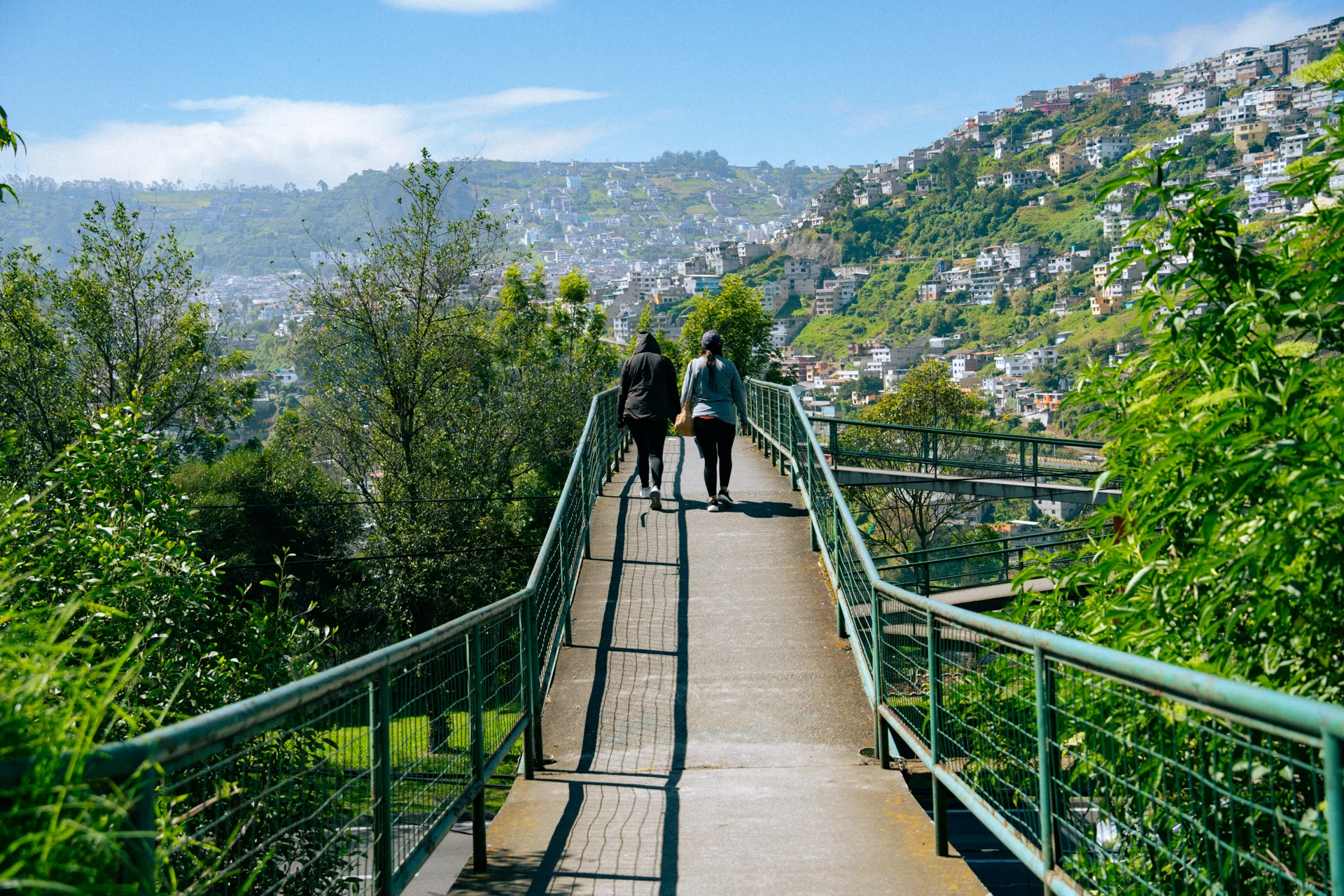 A veces, los pasos peatonales de Quito nos regalan una vista de la ciudad.